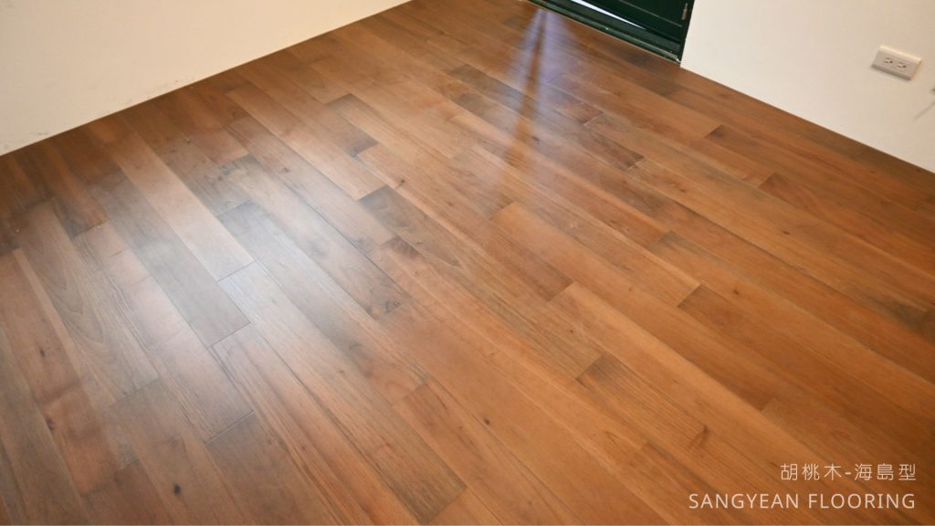 胡桃木300條鋪設於房間
