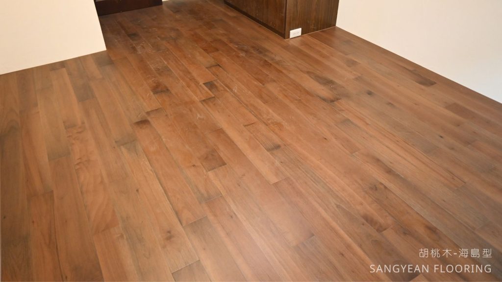 胡桃木300條鋪設於房間